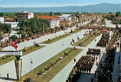 <p><strong>1.</strong> Adapazarı Atatürk Bulvarı, 1964 yılına ait fotoğrafta solda eski Halkevi binası  tam karşısında adliye, maliye ve vilayet binaları ve Hükümet Meydanı. <br /> <strong>Kaynak:</strong> Sakarya Büyükşehir Belediyesi Koleksiyonu, Altan Balcıoğlu Arşivi (Fotoğraf:  Keskin Color, Güzel Sanatlar Matbaası, İstanbul)</p>